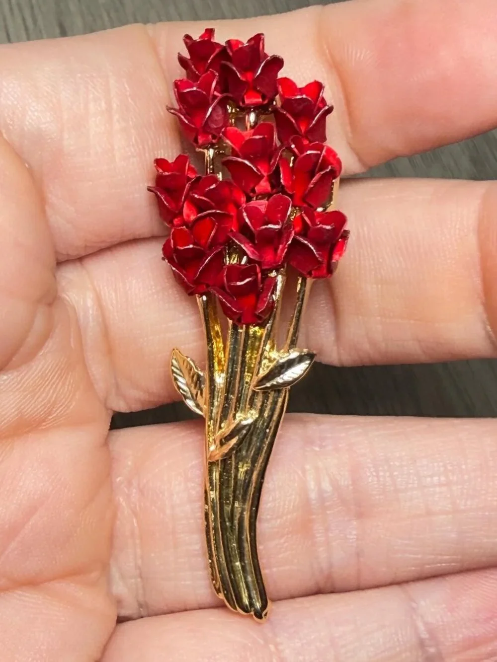 Vintage Red Rose Bouquet Brooch Gold Tone DM 97 Floral Pin 2.25”